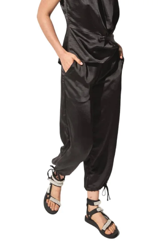 Mayra Pant In Black